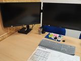 un bureau équipé de deux écrans et d'un clavier