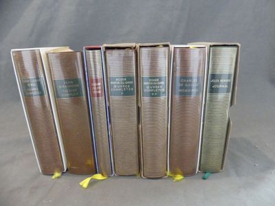 un lot de cinq livres empilés les uns sur les autres