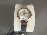 montre-bracelet exposée avec son étiquette de prix, en vente en magasin