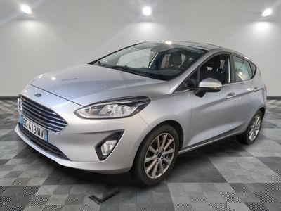 une Ford Fiesta argentée garée sur un sol à damier dans un showroom