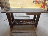 un établi sur lequel se trouvent de nombreux outils