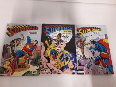 Trois bandes dessinées de Superman sont exposées dans une vitrine.