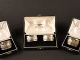 trois bagues plaquées argent dans un coffret noir posé sur un fond noir
