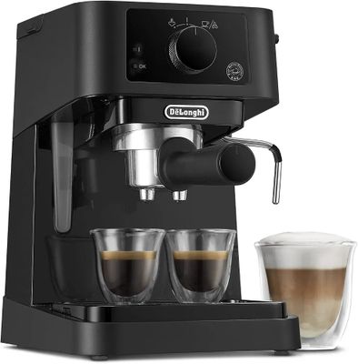 une machine à café Delonghi avec deux tasses de café à côté