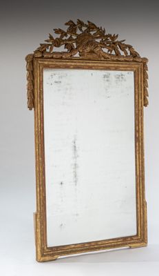 une image représentant un miroir à cadre doré orné d'oiseaux