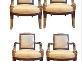 quatre chaises à accoudoirs rembourrés sont présentées dans quatre positions différentes