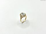 gros plan d'une bague en diamant sur une surface blanche