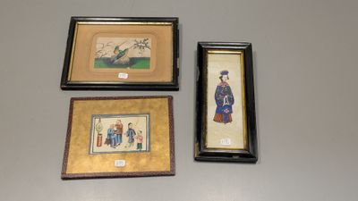 trois tableaux encadrés accrochés au mur d'une pièce, à côté d'un mur
