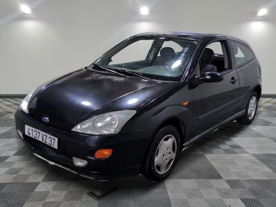 la photo d'une voiture noire garée dans un garage