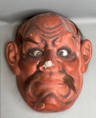 le visage d'un homme portant une moustache