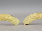 paire de cornes sculptées sur fond blanc