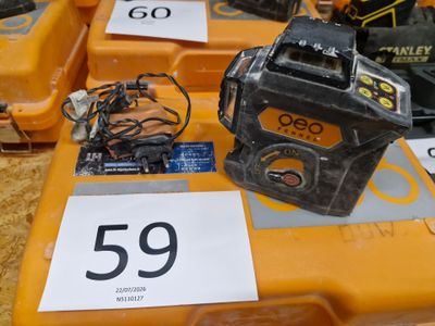 plusieurs outils posés sur une table, accompagnés d'une étiquette de prix