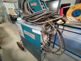 une machine posée sur un chariot dans une pièce