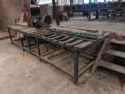 une photo d'une machine en train de travailler le bois