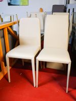 Six chaises et un fauteuil en similicuir beige, deux modèles… (photo 2)