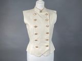 une photo d'un mannequin portant un gilet blanc à boutons dorés