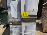 une pile de boîtes empilées les unes sur les autres