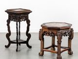 paire de tables d'appoint chinoises en bois sculpté avec plateau en marbre