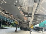 dessous d'un semi-remorque garé sur le bord de la route