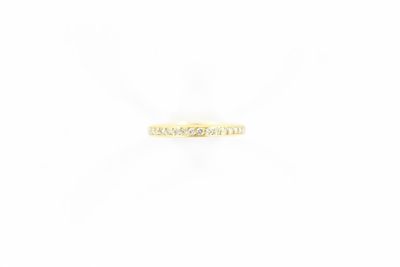 une bague en or jaune avec des diamants sur fond blanc