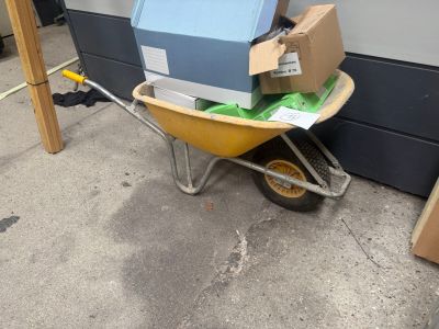 une brouette remplie de cartons, les uns à côté des autres, dans la rue