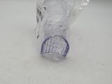 une bouteille en plastique qui a été emballée et posée sur une table