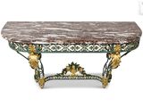 une image représentant une table au plateau en marbre orné d'un motif à la feuille d'or