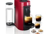 un gros plan sur une machine à café rouge avec deux tasses de café