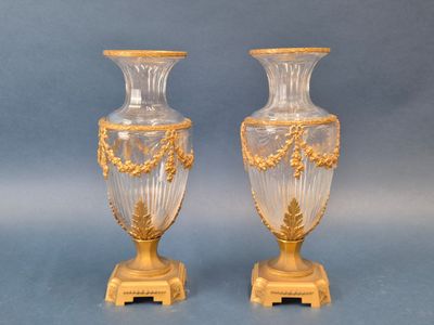 paire de vases anciens en verre, ornés de motifs dorés, sur socles