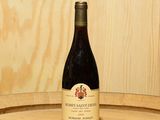 une bouteille de vin posée sur un tonneau