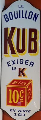 une affiche accrochée au mur sur laquelle on peut lire « kub exigor k »