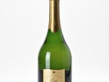 une bouteille de champagne posée sur une surface blanche, avec un fond blanc