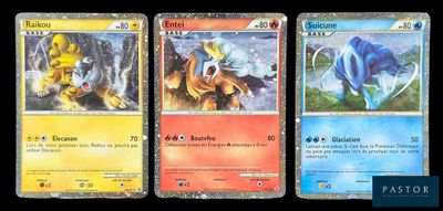 Trois cartes Pokémon différentes sont représentées sur un fond noir.