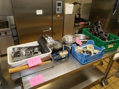 une table dans la cuisine sur laquelle sont posés tout un tas d'objets