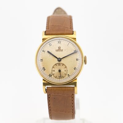 une image représentant une montre-bracelet en or avec des chiffres romains