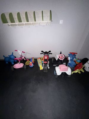 beaucoup de jouets posés sur le sol