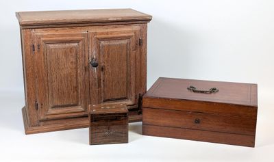 un petit meuble en bois et une petite boîte en bois