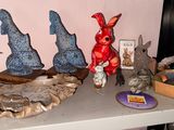 une table sur laquelle sont posés plusieurs objets