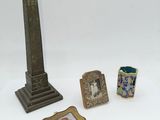 une photo d'une statue, d'un vase et d'une femme