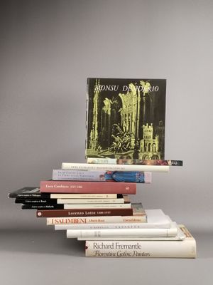 plusieurs livres empilés sur une table