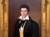 portrait d'un jeune homme vêtu d'un manteau noir et d'un gilet jaune