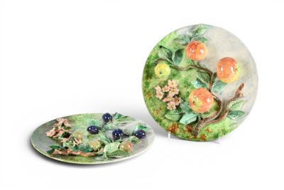 LONGCHAMP, terre de fer. Suite de deux plats en barbotine à …