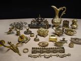 une table sur laquelle sont posés de nombreux objets anciens