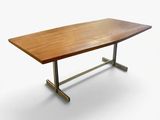 une image représentant une table en bois avec un piètement en métal