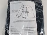 un gros plan sur un sac en bâche noire posé sur une table blanche