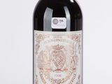 une bouteille de vin posée sur une table