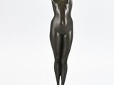 une image représentant une statue d'une femme les mains levées
