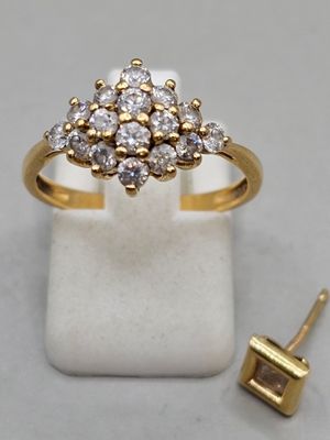 Bague OR et pavage de pierres, doigt 53, et un bouton oreill… - Photo 1