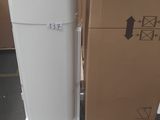 un réfrigérateur blanc posé à côté d'un carton