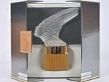 une image représentant une boîte contenant un flacon de parfum